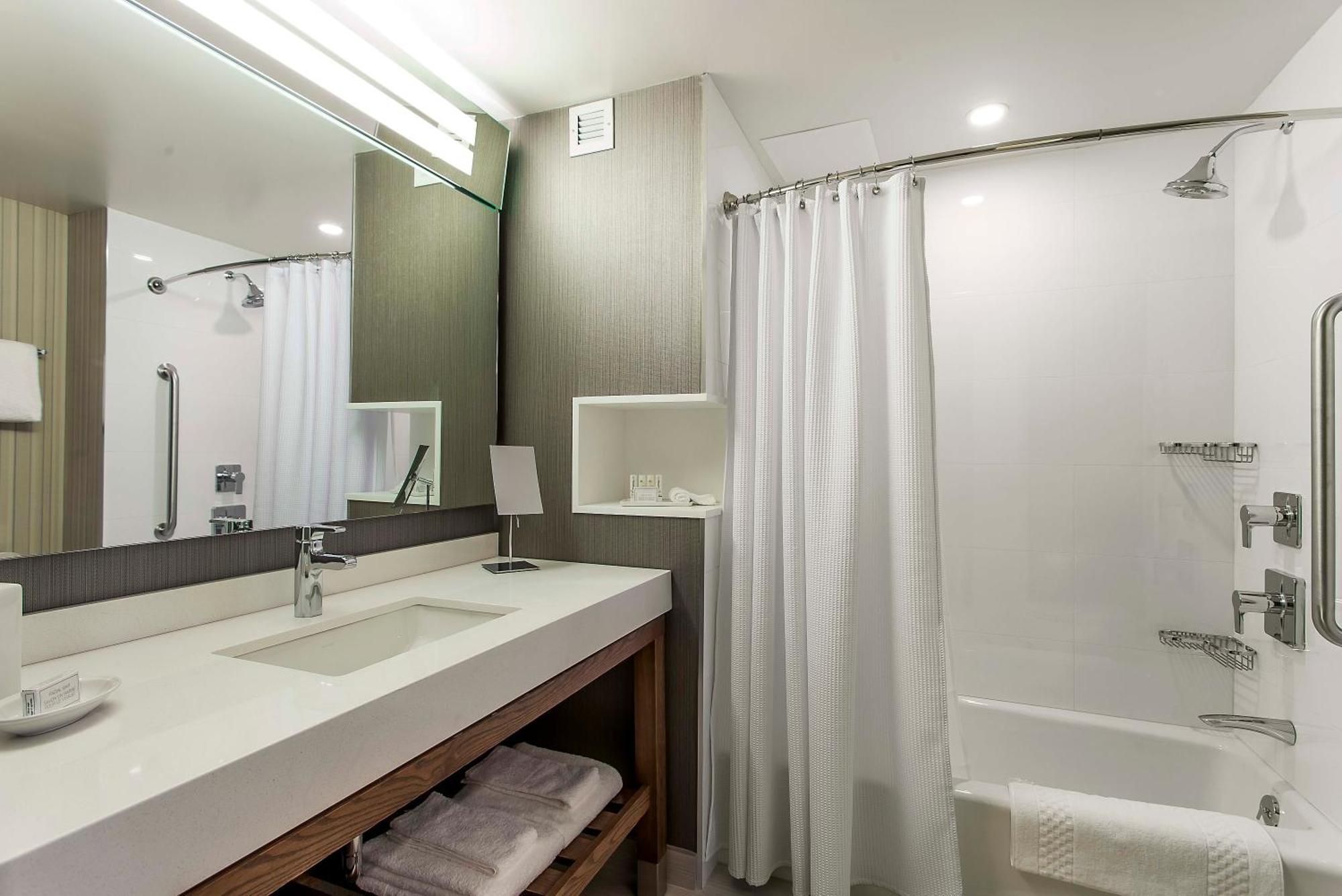 Courtyard By Marriott Montreal West Island/Baie D'Urfe Hotel Exterior foto